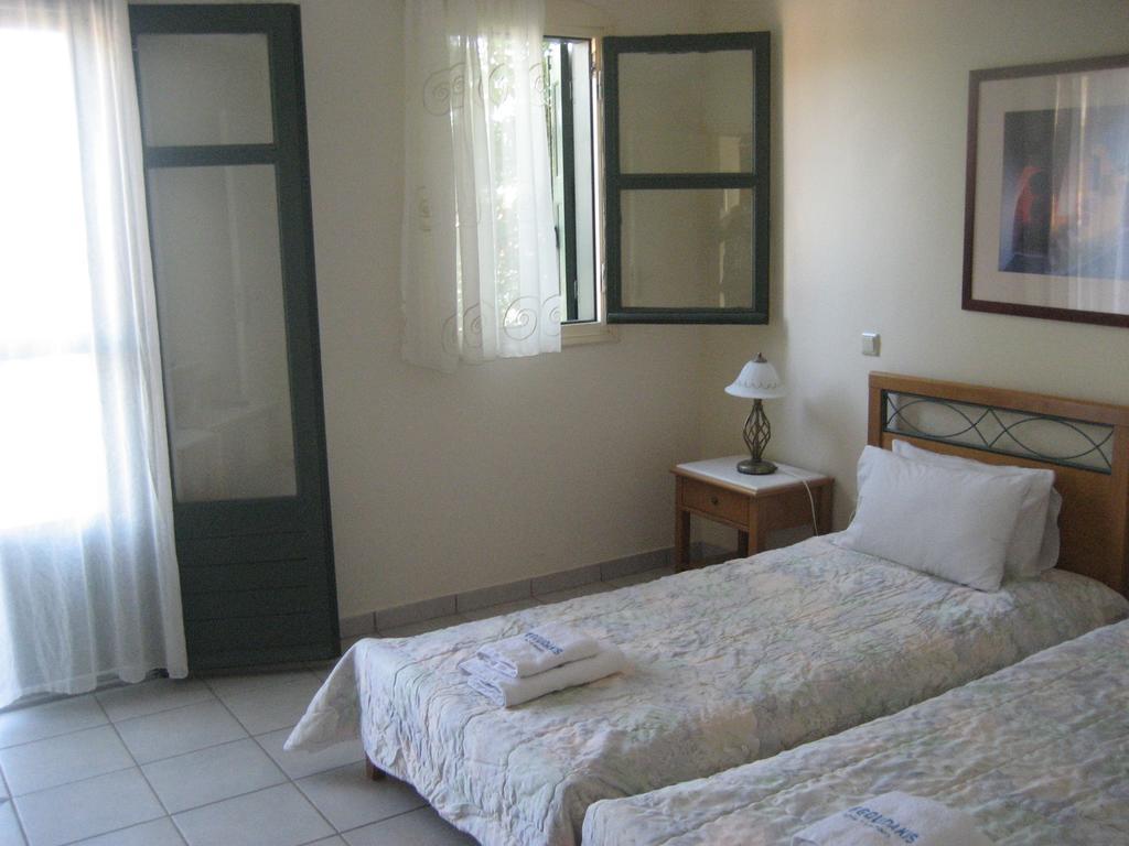 Kyveli Hotel Apartments Vrontados Ngoại thất bức ảnh
